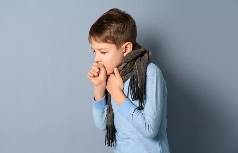 سعال الدم عند الأطفال .. 8 أسباب شائعةيجب عليك مراجعة الطبيب المعالج لطفلك إذا كان طفلك يسعل دما لأكثر من 24 ساعة، أو إذا صاحبه أعراض أخرى؛ مثل صعوبة التنفس، أو الصفير، أو إذا لاحظ