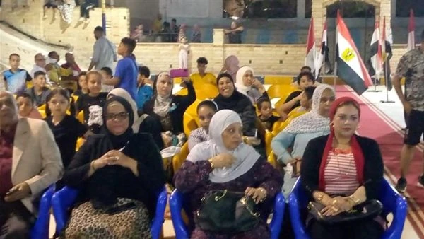 بعروض الفلكلور.. قصور الثقافة تحتفل بذكرى 30 يونيو بالإسماعيلية شهد مركز التنمية الشبابية بالشيخ زايد بالإسماعيلية حفلا فنيا، ضمن برنامج الهيئة