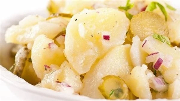 سهلة وسريعة.. طريقة عمل سلطة البصل والبطاطستعتبر طريقة عمل سلطة البصل والبطاطس، من الوصفات السهلة والخفيفة، والتي يشتهر بها المطبخ الإيطالي، ويمكن