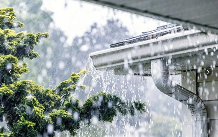 ما هو تفسير حلم نزول المطر داخل البيت للعزباء لابن سيرين؟ تفسير حلم نزول المطر داخل البيت للعزباء هل يعد من الرؤى المحمودة للبنت أم غير محمودة، حيث