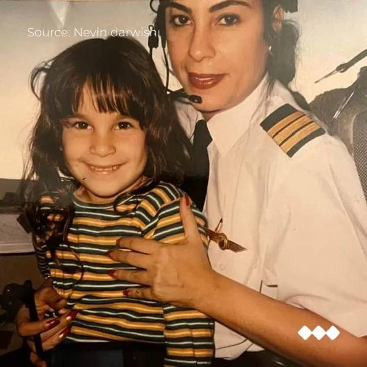 نيفين وبيرهان ام وبنتها طيارين مصريين : ثالث حالة عالميا عبرت الكابتن الطيار نيفين درويش قائد طائرة مصر للطيران طراز الايرباص 330، عن سعادتها باقتراب