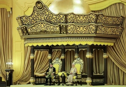 ماليزيا تتوج مليارديرا ملكا للبلاد.. تعهد بالدفاع عن الإسلام والسلام (شاهد) عربي21 لايت شاهد المقال التالي من صحافة قطر عن ماليزيا تتوج مليارديرا