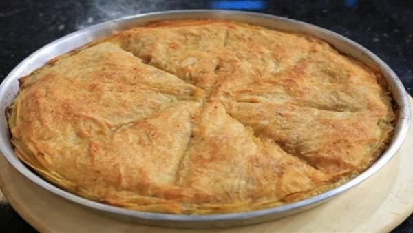 أسهل وأسرع طريقة لعمل الرقاق بالدجاج تقدم خبيرة الاقتصاد المنزلى هبة محمد طريقة عمل الرقاق بالدجاج بأسهل الخطوات وبشكل موفر ومذاق لا يقاوم .أسهل