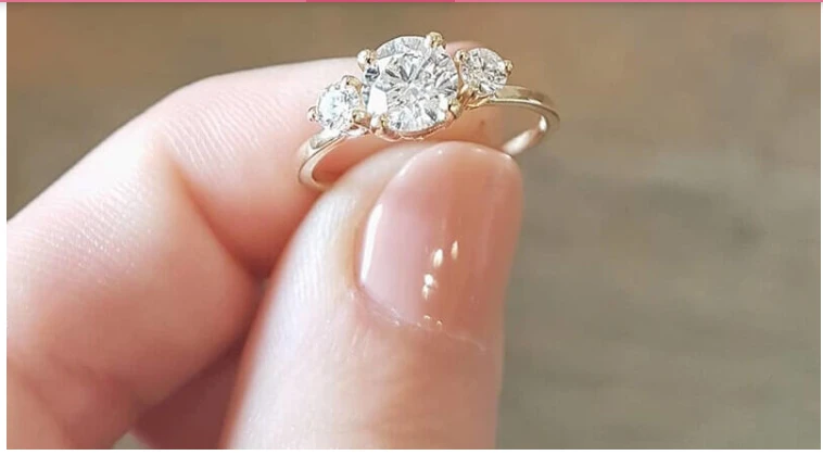 ما هو تفسير حلم الخاتم الذهب للمتزوجة لكبار العلماء؟ الخواتم في الحلم علامة بحدوث شئ في وقت قريب للحالم أما بالنسبة إلى ماهية هذا الشيء فيختلف وفقا ظروف الحالم وعدد من الأمور الأخر