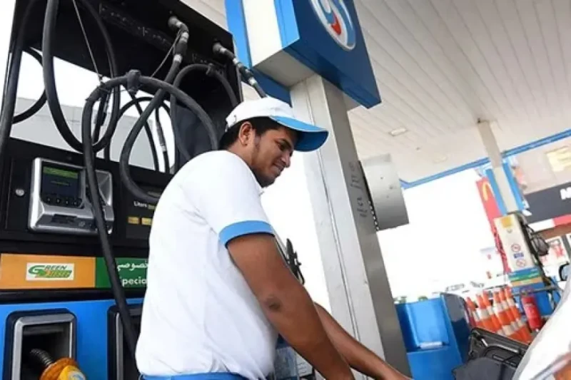 فول عربيتك بسرعة.. لجنة تسعير المواد البترولية تجتمع قريبا لتحديد اسعار البنزين الجديدة في مصر تسعى لجنة التسعير التلقائي للمواد البترولية، التي