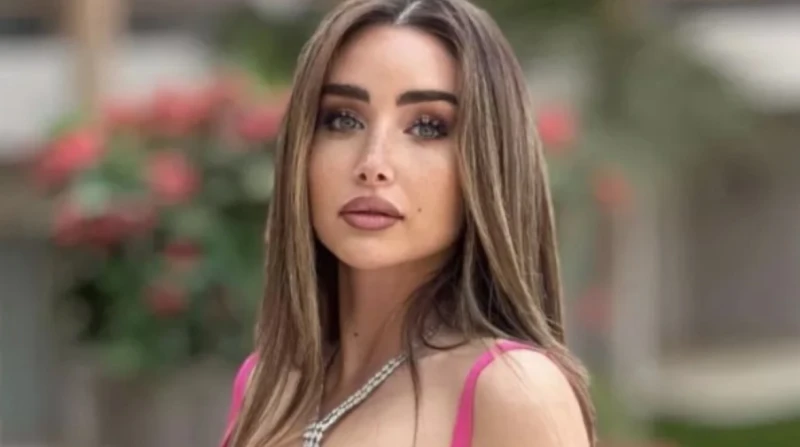 من هو والد هنا الزاهد؟.. أمنية لم تتحقق يتساءل كثيرون عن من هو والد هنا الزاهد؟ بعد تصريحها عن افتقادها لوجود والدها بجانبها، خلال استضافتها في برنامج صاحبة السعادة مع الإعلامية إس