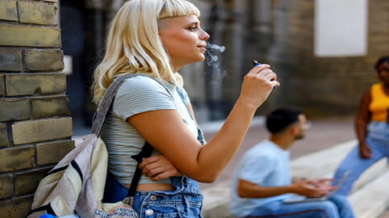 هذا ما حصل مع مراهقة مدمنة على السجائر الإلكترونيةآخر تحديث السبت 13 يوليو 2024 أفادت تقارير بأن مراهقة مدمنة على السجائر الإلكترونية، أصيبت بضيق في صدرها استدعى دخولها المستشفى في