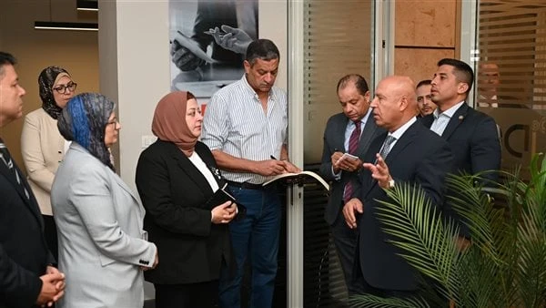 وزير الصناعة يكلف التنمية الصناعية بالعمل 6 أيام في الأسبوع قام الفريق مهندس كامل الوزير نائب رئيس مجلس الوزراء للتنمية الصناعية، وزير النقل والصناعة