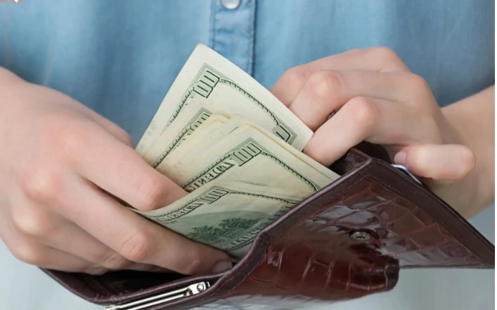 تعرف على تفسير حلم سرقة المال مني لابن سيرين تفسير حلم سرقة المال مني قد يرمز لعدة أمور حياتية بالنسبة للرائي ومستقبله، وذلك يتعين على وجه الدقة وفقا لتفاصيل الرؤية، فهناك من يحلم 