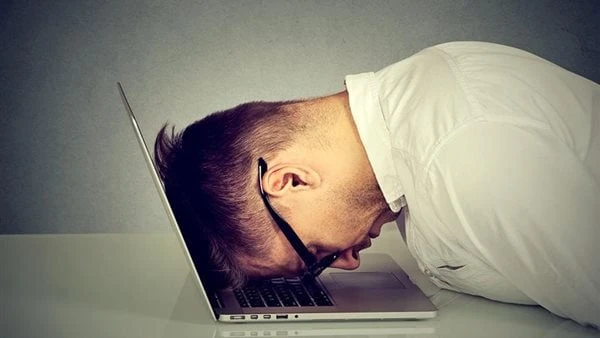 اوعى تشتغل وأنت عيان .. آثار مدمرة تستمر مدى الحياةيتسبب إرهاق العمل في إصابة الإنسان بمتاعب صحية عديدة بل وقد يصاب بأمراض مزمنة.وعندما يكن الإنسان مريض أو يعانى الإجهاد العصبي في