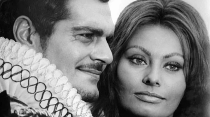 حب وزواج وانفصال بارد.. 5 نساء في حياة عمر الشريف قضى النجم العالمي الراحل عمر الشريف حياته العاطفية، بين النساء والأصدقاء وأروقة السينما العالمية،