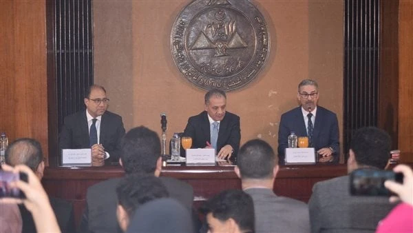 الأهرام: الدبلوماسية المصرية تتحرك على مختلف الأصعدة لمنع انزلاق الشرق الأوسط بمنحدر خطيرأكدت صحيفة الأهرام أن الدبلوماسية المصرية تتحرك هذه الأيام