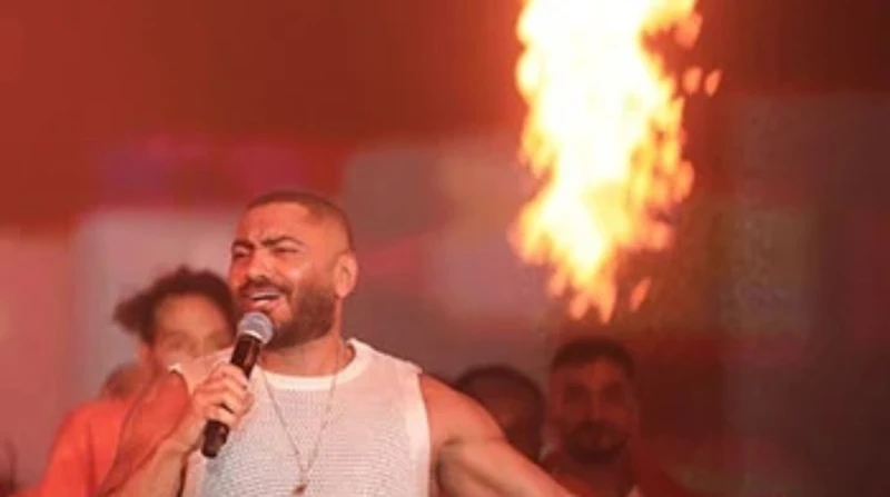 عيد ميلاد ومواهب وسيارة.. مشاهد من حفل تامر حسني بالعلمين شهد حفل تامر حسني ليلة أمس الجمعة، ضمن فعاليات مهرجان العلمين في نسخته الثانية، بالساحل