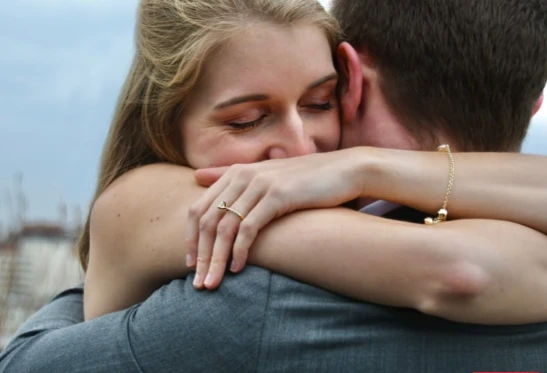 تعرف على التأويلات المختلفة لتفسير حلم الحضن لابن سيرين تفسير حلم الحضن، وفقا لما يقوله الفقهاء فالحضن يعبر عن الحنان والمشاعر الكامنة داخل الحالم