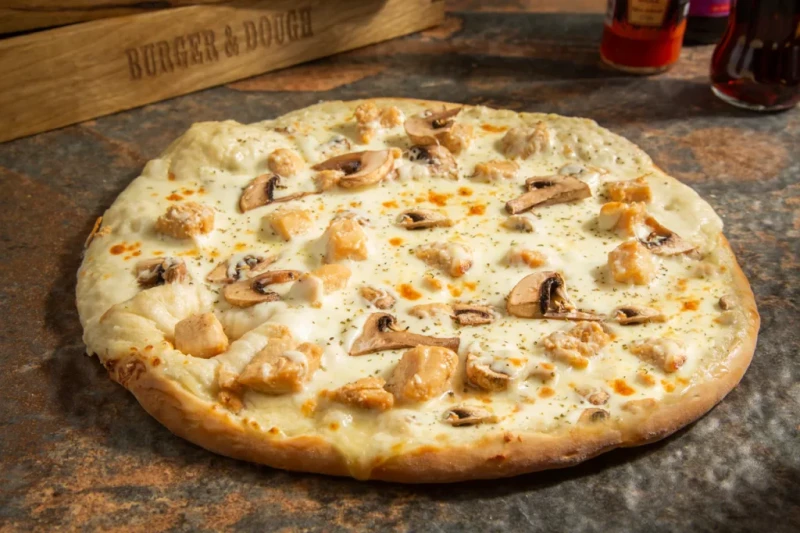 طريقة تحضير بيتزا ألفريدو بسهولهالمقادير الطماطم الكرزية : 15 حبة عجينة البيتزا : مقدار (جاهزة) الزبدة : 65 غم كريمة : 120 ملليلترا جبن البارميزان :