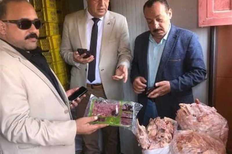 ضبط 3 أطنان لحوم مجمدة وهياكل دواجن مجهولة المصدر بالعاشر من رمضان كثفت الأجهزة الرقابية بالشرقية، بالتنسيق مع مباحث التموين، وجهاز حماية المستهلك،