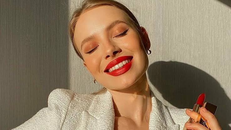 خطوات يجب عليكى إتباعها للحفاظ على ثبات مكياجك خلال فصل الصيفأثناء فصل الصيف والأجواء الحارة وارتفاع درجات الحرارة ورطوبة الجو، يسعو النساء إلى تثبيت مكياجهن لمدة أطول فترة ممكنة، 