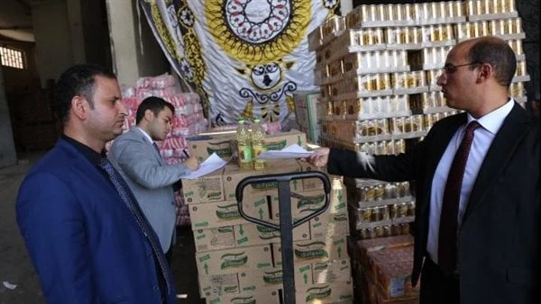 لضبط أسعار السلع.. حماية المستهلك يشن حملات للرقابة والتفتيش بالأسواق واصل جهاز حماية المستهلك حملات موسعة تنفيذا لتكليفات ضبط اسعار السلع، وإحكتم