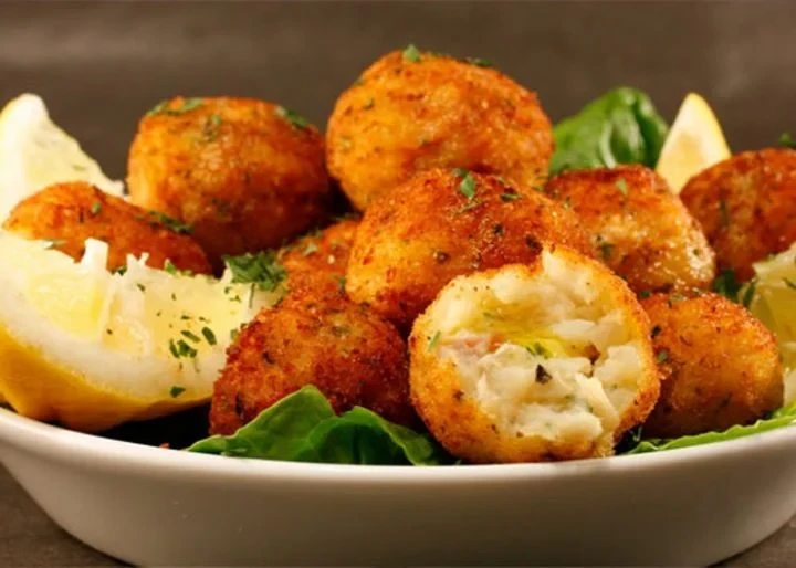 طريقة تحضير كفتة السمكالمقادير سمك الفيليه : نصف كيلو (مقلي ومقشر ومفتت) البطاطس : 5 حبات (مسلوقة) صلصة طماطم : 5 ملاعق كبيرة البيض : 3 حبات (أحمر) بقسماط : كوب ونصف (ناعم) البصل :