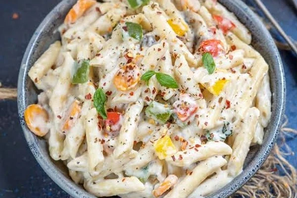 مكرونة بالصوص الأبيض.. وصفة سهلة ولذيذة للمبتدئينإذا كنت تتطلع إلى وصفة مكرونة لذيذة وسهلة التحضير، فإليك خطوات بسيطة لتحضير مكرونة بالصوص