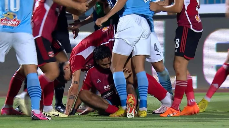 قميص و إشاره خارجة ماذا فعل الشيبي مع جماهير الأهلي بعد محاولته التعدي على حسين الشحاتالشيبي , إستفزازات لاعب بيراميدز تثير غضب جماهير النادي الأهلي