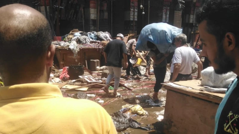 بعد الحريق.. العتبة تحاول إنقاذ ما تبقى من ملابسها (صور) حاول أصحاب محال العتبة المتضررين من الحريق الذي اندلع فجر اليوم واستمر ما يقرب من 9 ساعات،