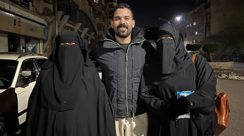 علبة سجائر في شنطة بنت تشعل الجدل حول التربية الصح أثار منشور لشاب يدعى إسلام محمد، جدلا واسعا على مواقع التواصل الاجتماعي، بعدما روى موقفا جمعه بشقيقته التي رأت أخرى تدخن السجائر 