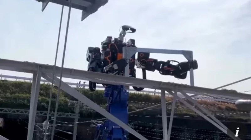 اليابان تطرح روبوتا ضخما لصيانة خطوط القطارات تطرح اليابان روبوتا ضخما على شكل إنسان لصيانة خطوط القطارات، بدءا من الشهر الجاري.ويبلغ ارتفاع آلة الروبوت 12 مترا ولها عيون على شكل ز