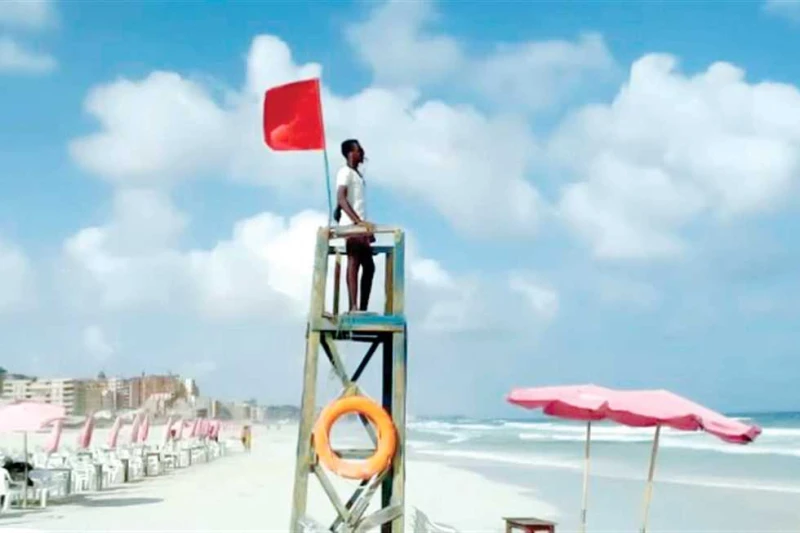 قرار بغلق شواطئ العجمى وغرب الإسكندرية ورفع الرايات الحمراء أصدر الفريق أحمد خالد، محافظ الإسكندرية، أمس، قرارا بغلق جميع شواطئ العجمى وغرب