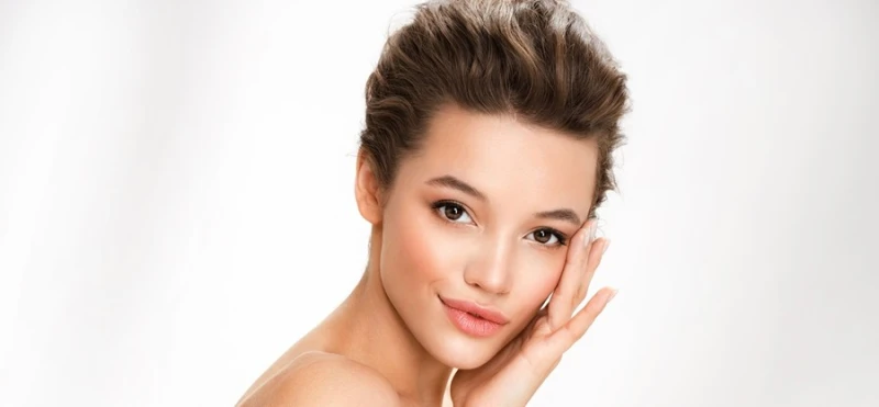 9 نصائح لتطبيق المكياج لإطلالة أكثر شبابا ونضارة.الكثير من النساء تفترض أن إضافة المزيد من المكياج يمكن أن يخفي بدقة عيوب البشرة ويغطي البقع العمرية، إنما لخبراء المكياج رأي آخر، ف