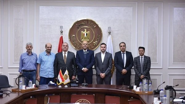 وزير العمل يطلق مبادرة للحد من حرائق منطقة العتبة والموسكيالتقى وزير العمل محمد جبران، وفدا من الغرفة التجارية بالقاهرة، بحضور بعض تجار وأصحاب