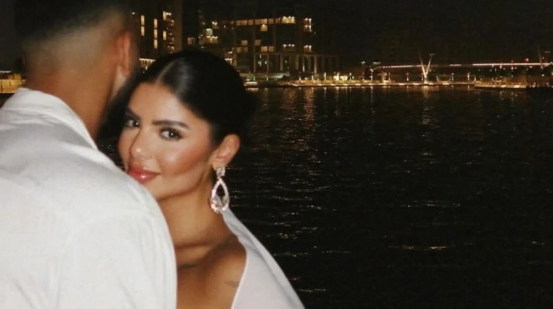 أخفت هوية العريس بوردة.. مذيعة تحتفل بخطوبتها احتفلت مذيعة قناة 3، الإعلامية أصالة كامل، بخطوبتها وسط الأهل والأصدقاء، بحسب ما أعلنت عبر حسابها على