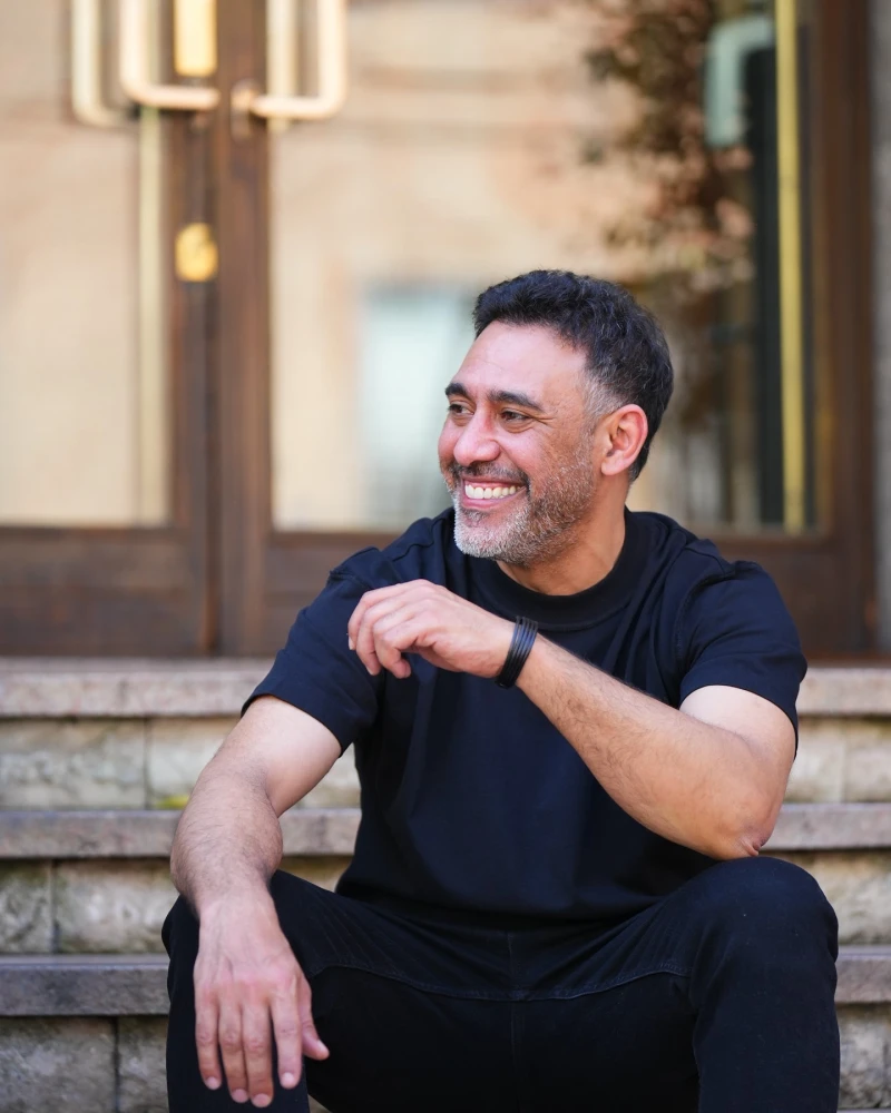 بالفيديو- عمرو مصطفى يحتفي بالمرأة التي كانت مصدر إلهامه أطلق الفنان والملحن المصري عمرو مصطفى، أغنية جديدة بعنوان ليها فيا من ألحانه، وكلمات أحمد