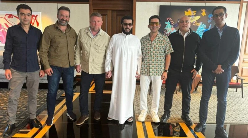 مخرج شارلوك هولمز مع كريم عبد العزيز وأحمد حلمي في مفاجأة جديدة نشر رئيس هيئة الترفيه بالمملكة العربية السعودية، تركي آل الشيخ، صورة تجمع الفنانين