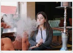 تعرف على أهم تفسيرات رؤية الشيشة في المنام رؤية الشيشة في المنام من الرؤى التي تعكس ما يعاني منه الرائي من شعور بالحيرة في كثير من الأمور من حوله، كما تدل رؤية الشيشة في المنام على