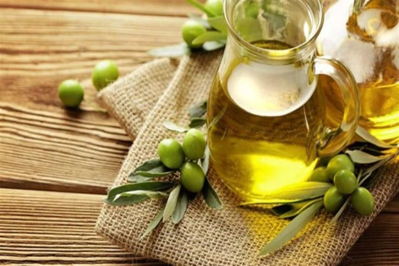 فوائد زيت الزيتون للبشرة.. أبرزها محاربة التجاعيديحتوي زيت الزيتون على الكثير من المركبات الصحية التي تساعد في دعم صحة البشرة. ويمكن أن تعود معظم