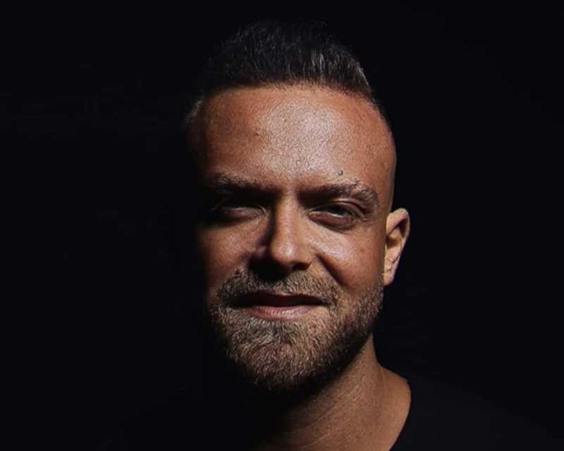 بالفيديو- برهان الشعار يشعل ليل دير القمر بحفل جماهيري .. وجدول حفلات مزدحم أحيا الفنان اللبناني برهان الشعار، حفلا فنيا ناجحا، حضره جمهور حاشد، ضمن فعاليات مهرجان دير القمر هذا ال