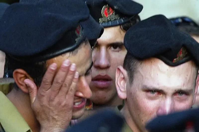 تفاصيل مقتل 3 جنود إسرائيليين خلال 24 ساعةكشف جيش الاحتلال الإسرائيلي اليوم عن وفاة أحد جنوده في الاشتباكات ضد الشعب الفلسطيني في جنوب قطاع غزة. تمت