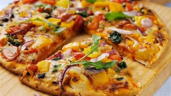 في دقائق.. طريقة تحضير بيتزا المحلاتتعد البيتزا من الأكلات المفضلة للعديد من الأشخاص، ويمكن تحضيرها في المنزل بخطوات بسيطة وسريعة.وإليكم طريقة تحضير