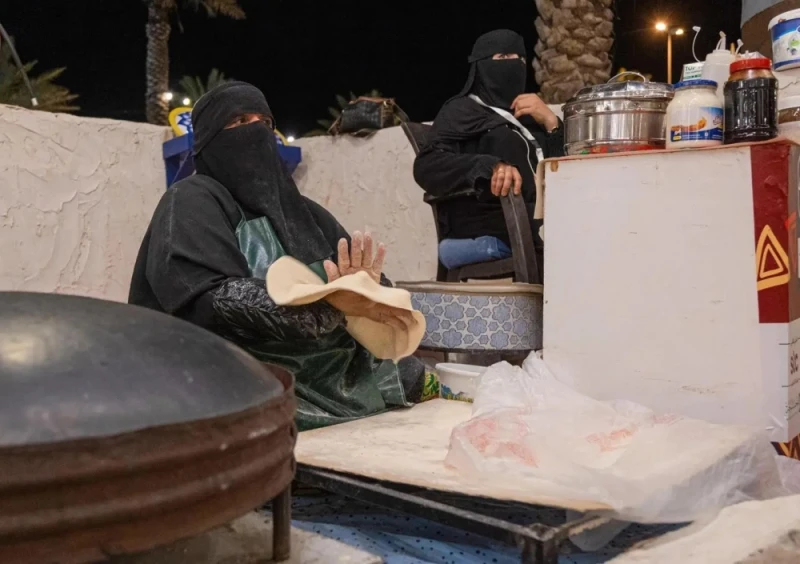 بيت حائل.. خبز المطحن يجذب عشاق الأكلات الشعبية الحياة شاهد المقال التالي من صحافة السعودية عن بيت حائل خبز المطحن يجذب عشاق الأكلات الشعبية، استقطبت