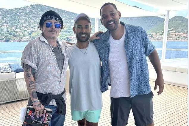 حفلة ألش على أحمد سعد وأصحابه جوني ديب وويل سميث جريدة افاق عربية أثار الفنان المصري أحمد سعد جدلا واسعا خلال الساعات الماضية بعد ظهوره في صورة مع نجمي هوليود وجوني ديب خلال نزهة ب