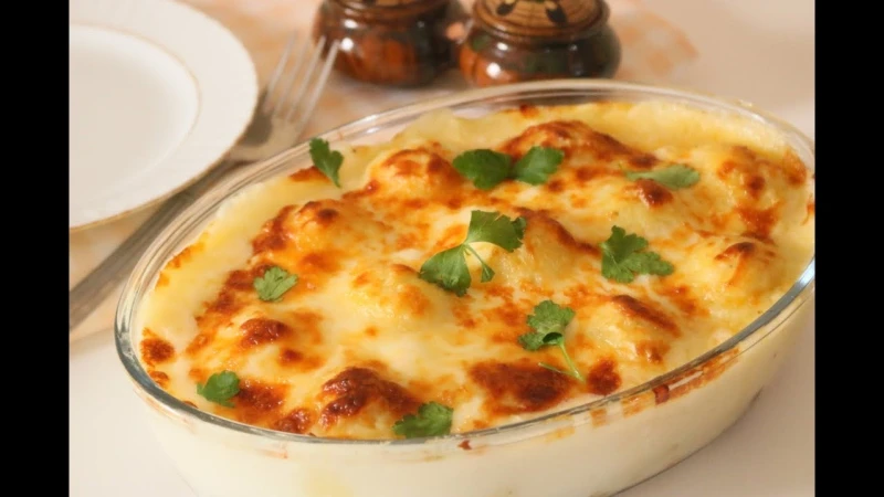 طريقة عمل مسقعة البطاطس بالبشاميل بألذ طعم بطريقة الفنادق مسقعة البطاطس بالبشاميل هي طبق شهي يجمع بين النكهات الغنية والمكونات البسيطة المتاحة في كل