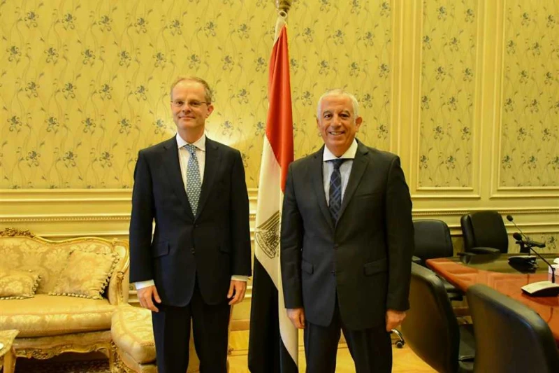 رئيس خارجية النواب يلتقي سفير بريطانيا بالقاهرة التقى النائب كريم عبدالكريم درويش رئيس لجنة العلاقات الخارجية بمجلس النواب، اليوم الثلاثاء، جاريث