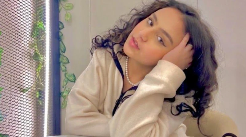 نادين عصام: أطلقوا علي لقب فزلوكة بسبب اهتمامي بعلم النفس حلت الفنانة نادين عصام، نجمة مسلسل مفترق الطرق، ضيفة على برنامج كلام الناس، للإعلامية