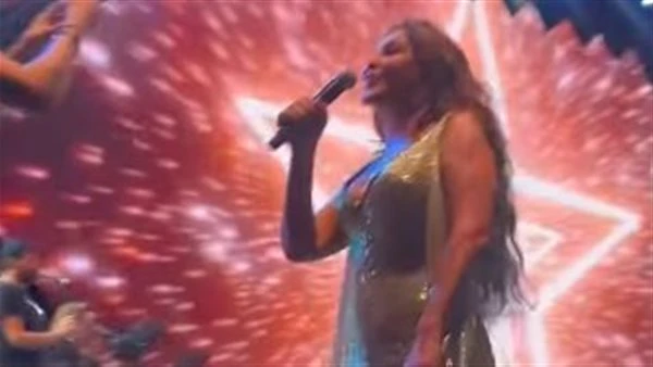 غنت حافية.. إليسا تخلع الحذاء على المسرح في أعياد بيروتأحيت المطربة إليسا، أمس، حفلها ضمن فعاليات مهرجان أعياد بيروت، وسط حضور الآلاف من جمهورها