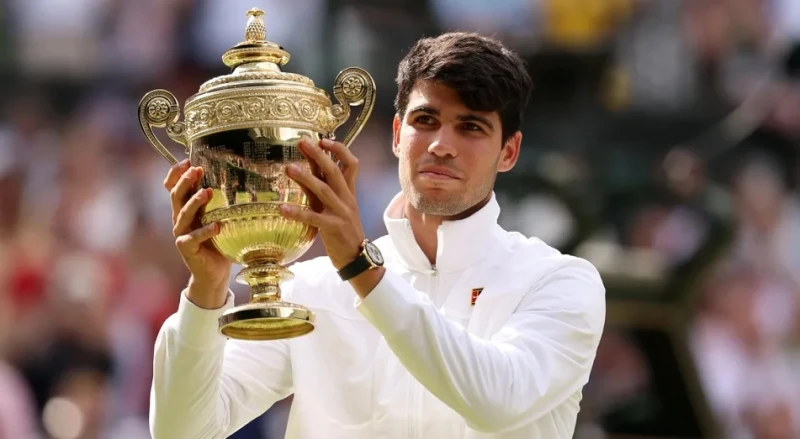 ألكاراز يقهر دجوكوفيتش ويحرز لقب ويمبلدون للتنس وكالاتتوج الإسباني كارلوس ألكاراز بلقب بطولة ويمبلدون المفتوحة للتس، إحدى بطولات الجراند سلام الأربع الكبرى، عقب انتصاره على منافسه 