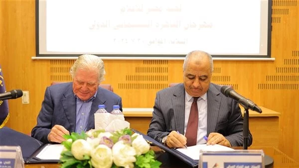 تفاصيل توقيع مهرجان القاهرة السينمائى لبروتوكول تعاون مع مدينة الإنتاج الإعلامى وقع الفنان حسين فهمى رئيس مهرجان القاهرة السينمائى الدولى وعبدالفتاح