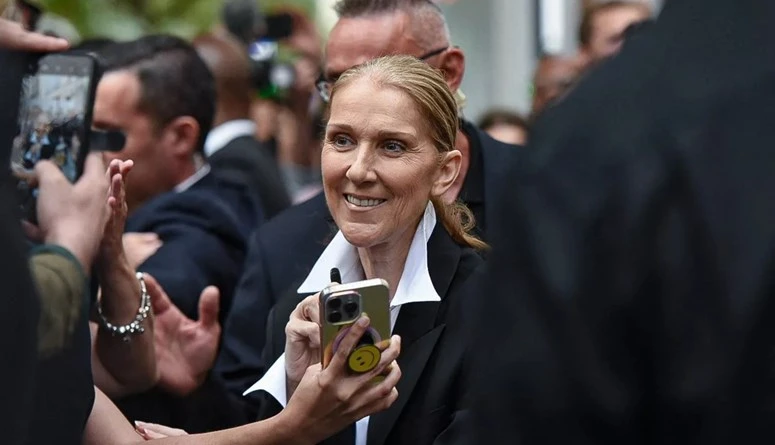 وسط شائعات غنائها في الأولمبياد... سيلين ديون بين معجبيها في باريسشوهدت الفنانة الكندية سيلين ديون وهي تحيي معجبيها خارج أحد الفنادق في العاصمة