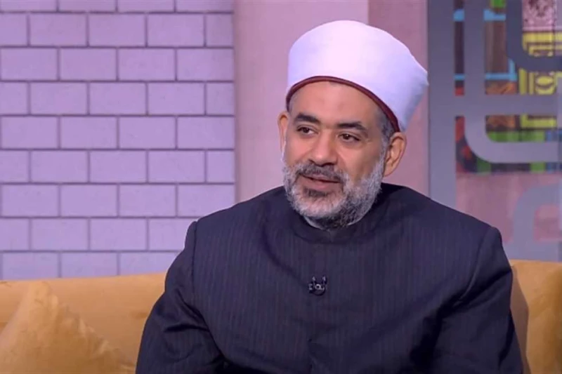 أمين الفتوى: الضمير الإنساني لن يعيش إلا إذا عدنا إلى الأخلاق (فيديو) قال الدكتور خالد عمران، أمين الفتوى بدار الإفتاء المصرية، إن الواقع الذي نعيش