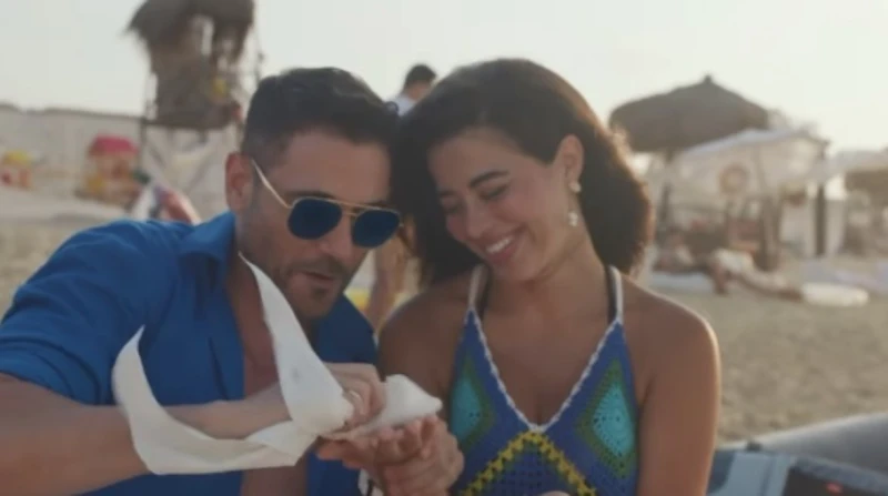 أحمد عز يغني لشركة اتصالات: أنا بالي طويل يا واد يا تقيل ظهر الفنان أحمد عز في إعلان تلفزيوني جديد عرض اليوم، ويروج لإحدى شركات الاتصالات المصرية. وشارك عز في أداء أغنية الإعلان ال